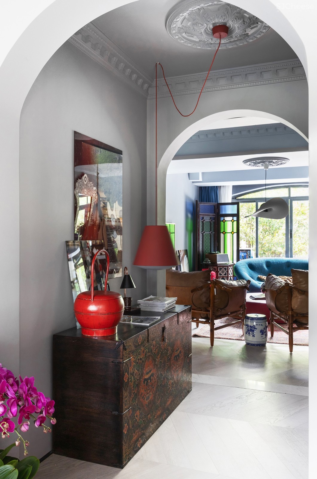 满满艺术复古风,她的家装扮得戏剧感十足!