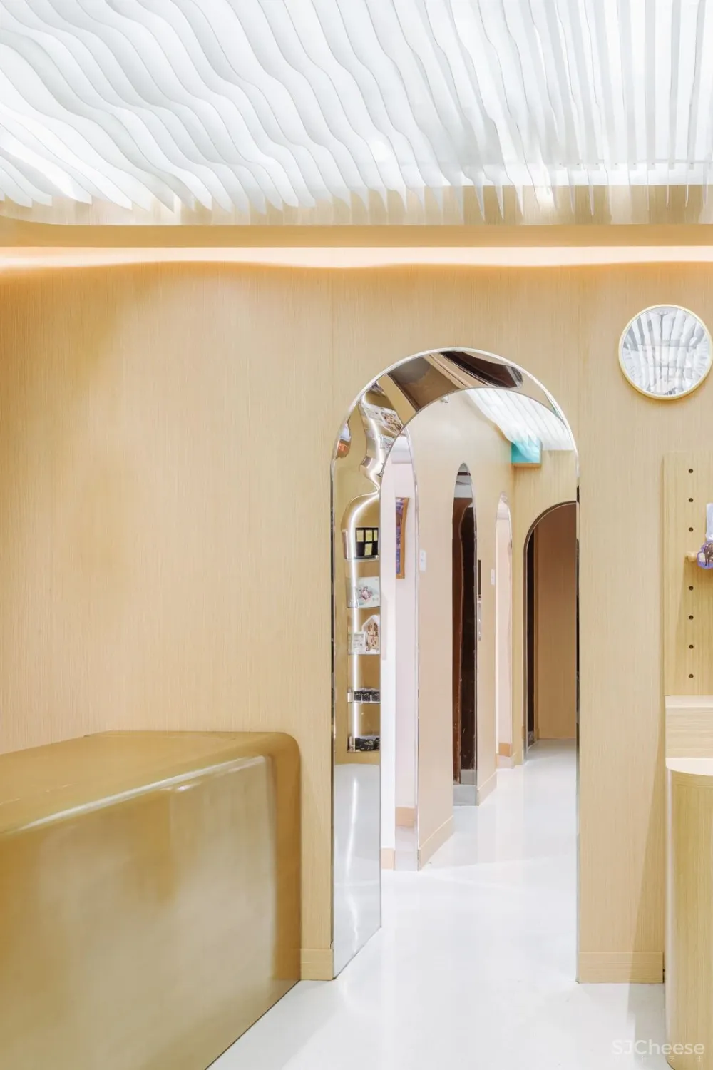 双子座俞挺的两个新作:一座妖的乐园、一个文学爱好者的客厅