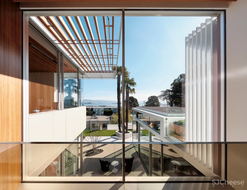 这栋180°全景「玻璃屋」,透明楼梯、网红滑梯,每件家具都是定制款!