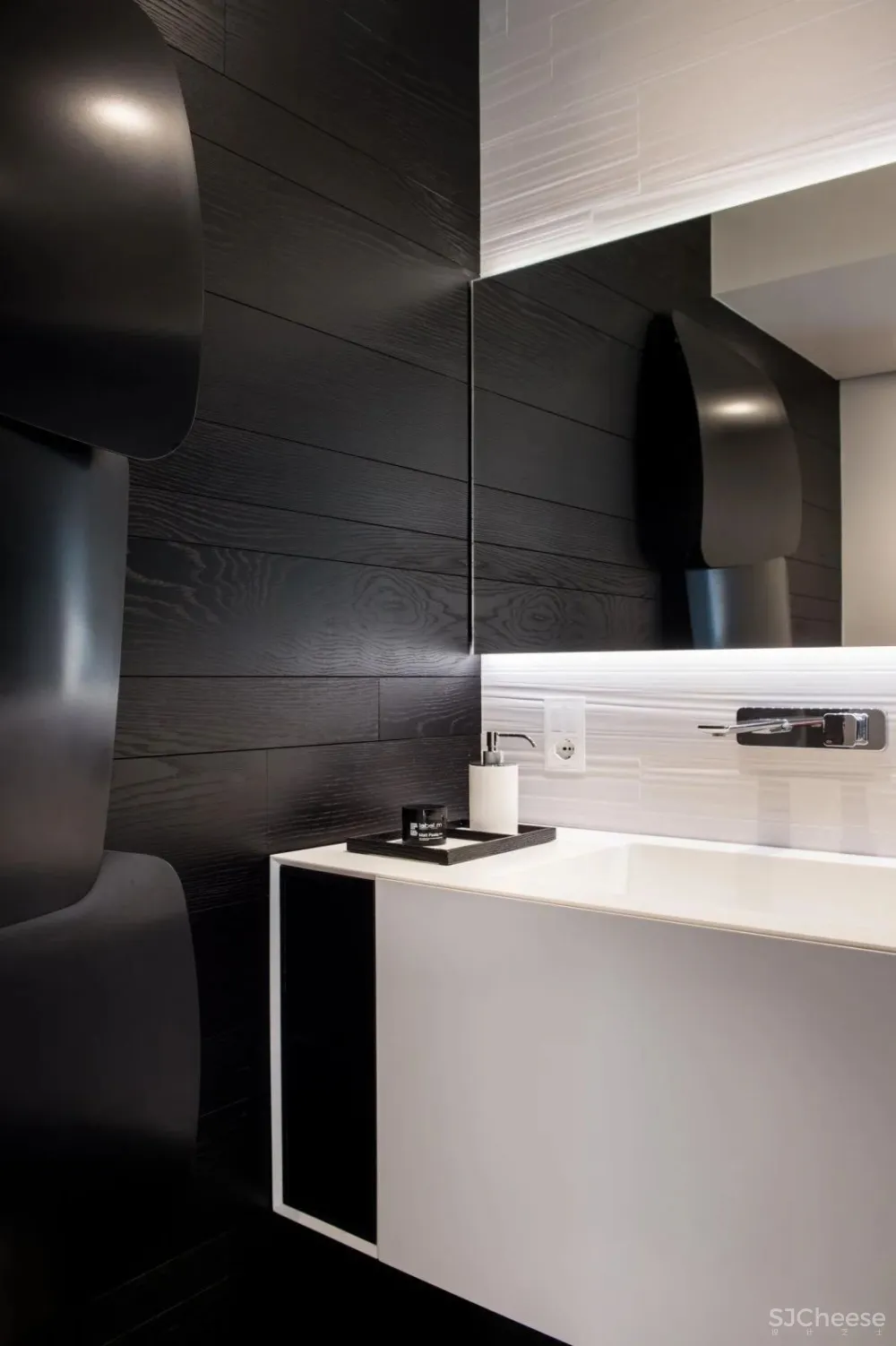 黑白内饰碰撞极简空间 Studio Svetti