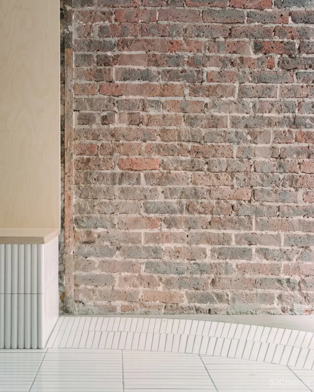 Neri＆Hu在巴黎餐厅Papi中保留了陈旧的细节