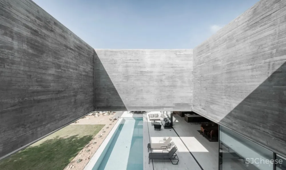 1500㎡ 全混凝土别墅,用木纹呈现永不褪色的质感