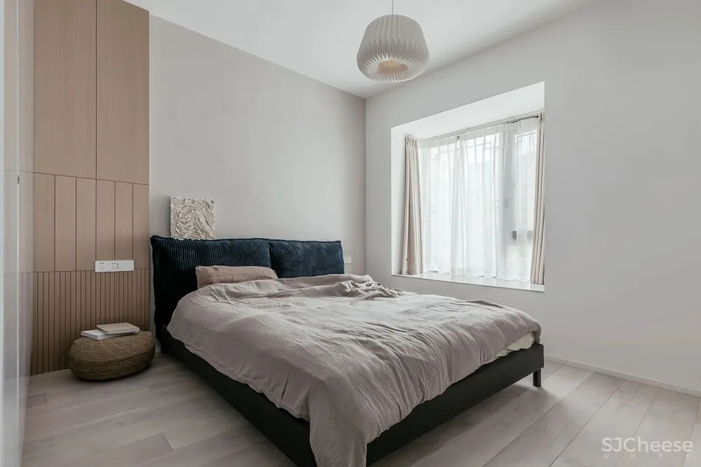 让两个女儿赤脚奔跑的家，140㎡浅色三室纯净通透，极简软装，倍感高级！