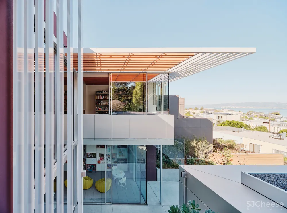 这栋180°全景「玻璃屋」,透明楼梯、网红滑梯,每件家具都是定制款!