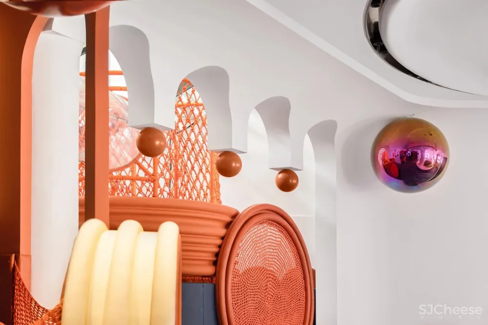 CLV×万科：色彩梦幻联动，打造都市中的“天真避难所”!