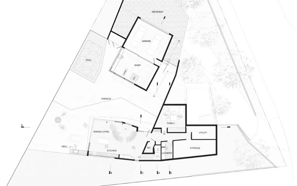 从外面看就是满墙孔板的铁皮屋,个性豪宅不输土壕风大别墅