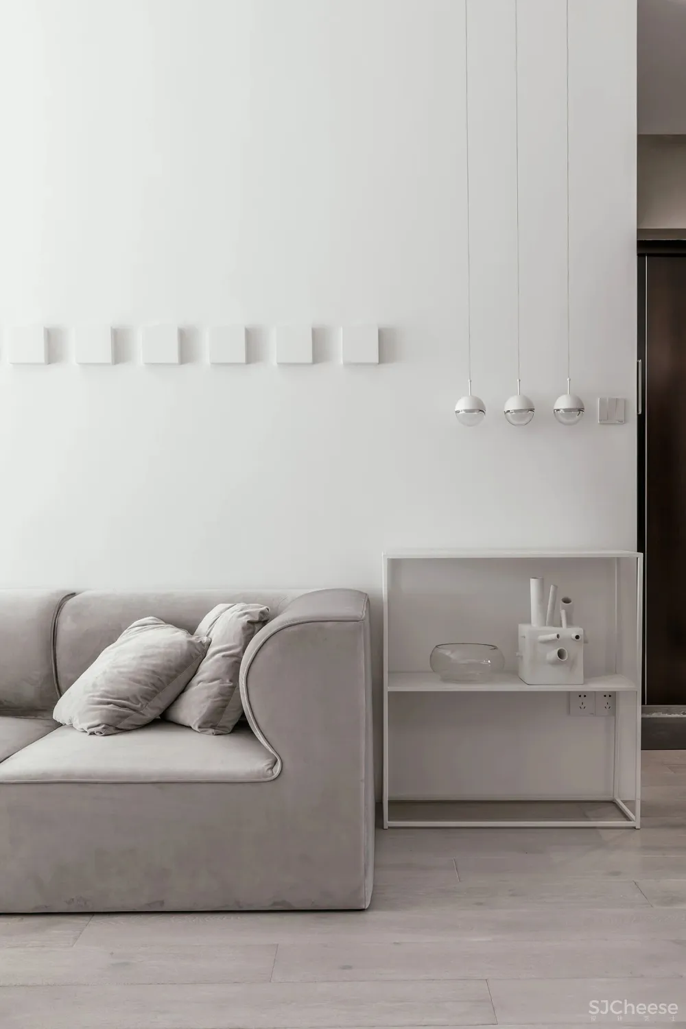 让两个女儿赤脚奔跑的家，140㎡浅色三室纯净通透，极简软装，倍感高级！