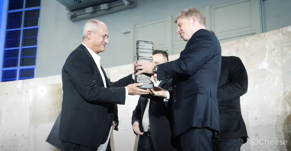 OMA 拿了高层公寓奖,这样板房才是正统「北欧风」