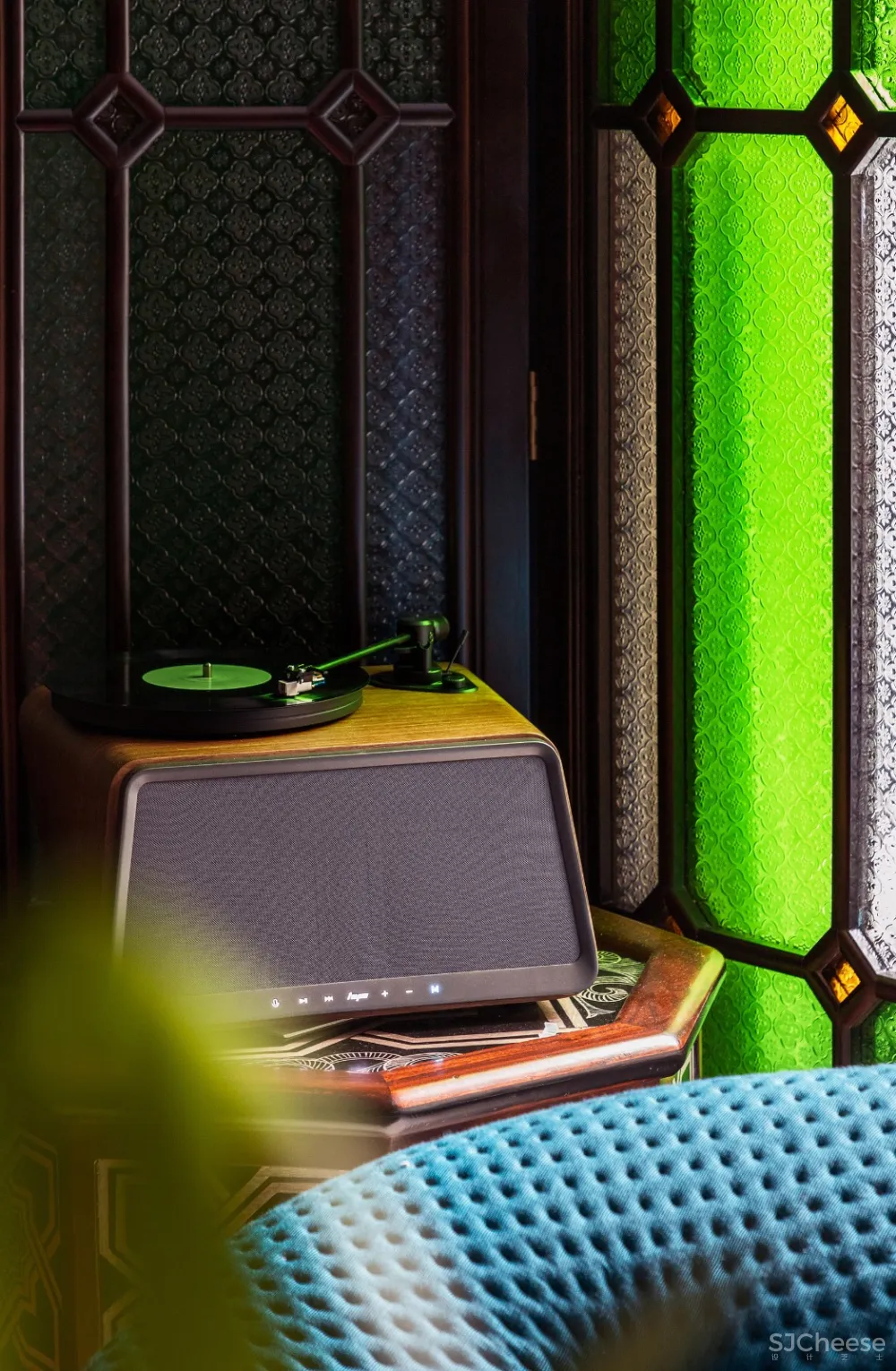 满满艺术复古风,她的家装扮得戏剧感十足!