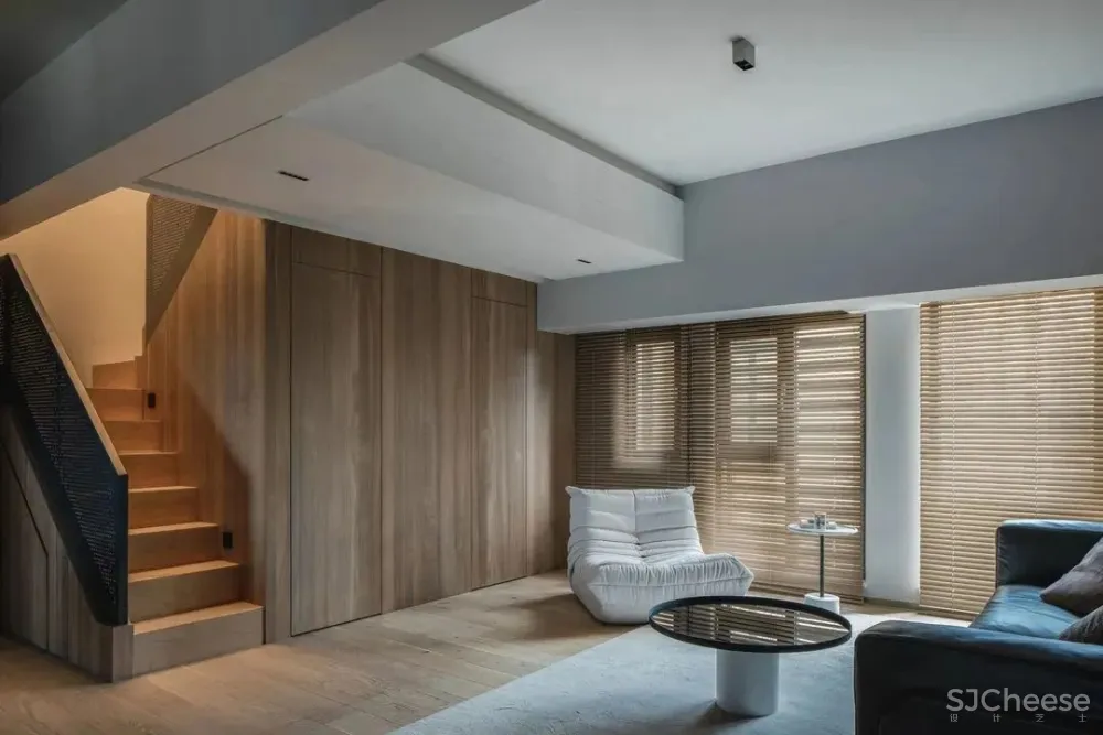 拆除楼梯隔墙,卧室并入客厅,117㎡暗室变身质感慵懒家 未見空间美学