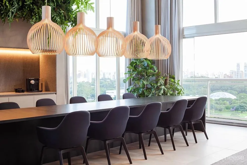 冷硬做底,温暖辅助,木条绿植一相逢,便胜却人间无数