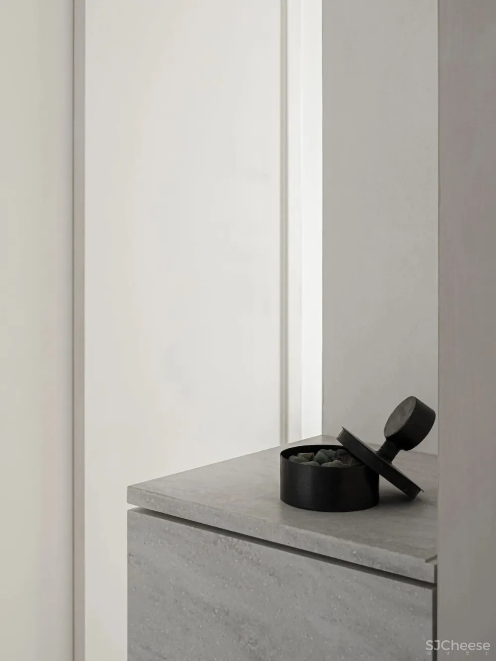 简约的现代公寓,用混凝土、木材、肌理涂料做出高级的层次感