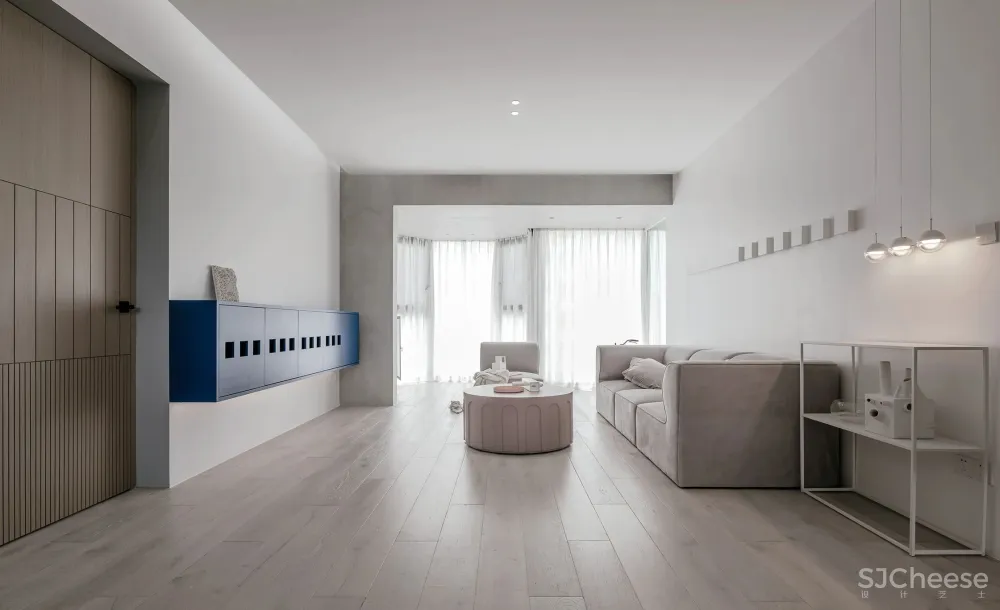 让两个女儿赤脚奔跑的家，140㎡浅色三室纯净通透，极简软装，倍感高级！