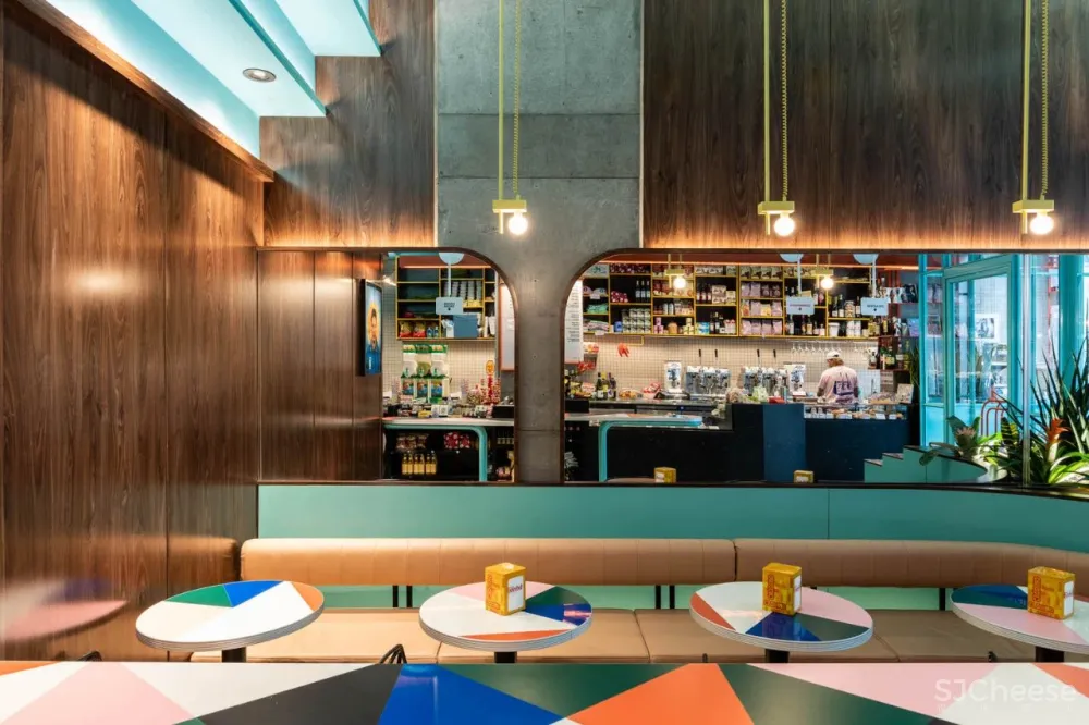 Caffettiera Caffé Bar in Montréal by Ménard Dworkind.