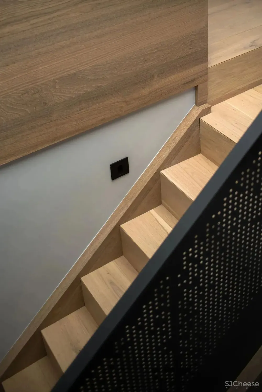 拆除楼梯隔墙,卧室并入客厅,117㎡暗室变身质感慵懒家 未見空间美学