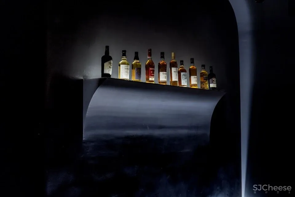 营造神秘与尊贵的消费体验 Whisper酒吧 低态建筑