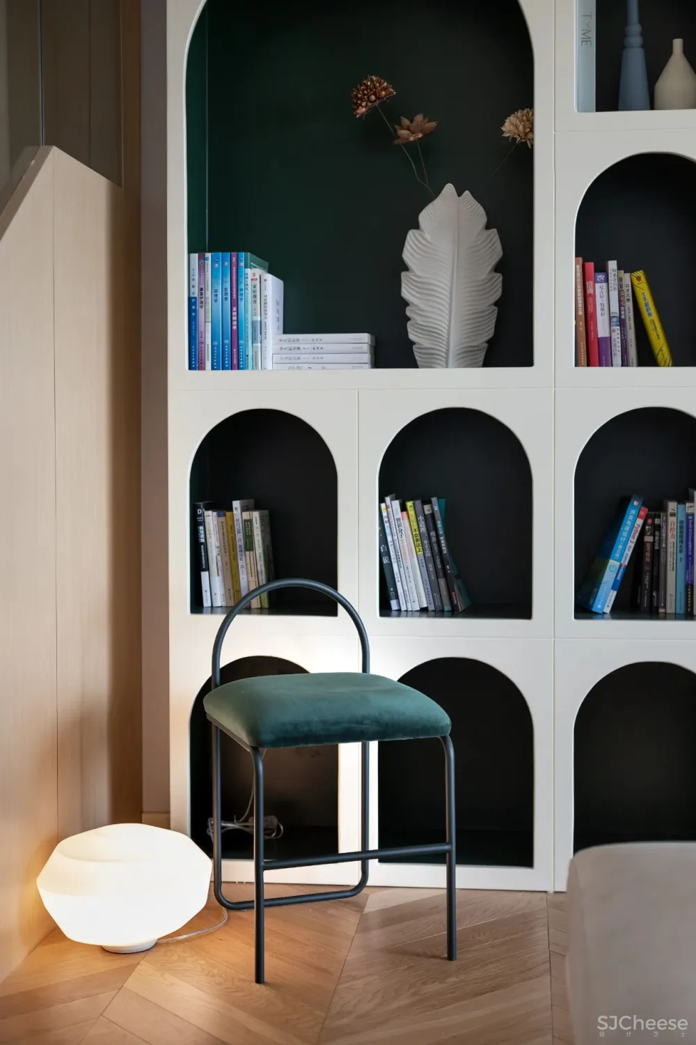 160㎡复式住宅，黑白灰 原木，打造素雅治愈的慢生活空间