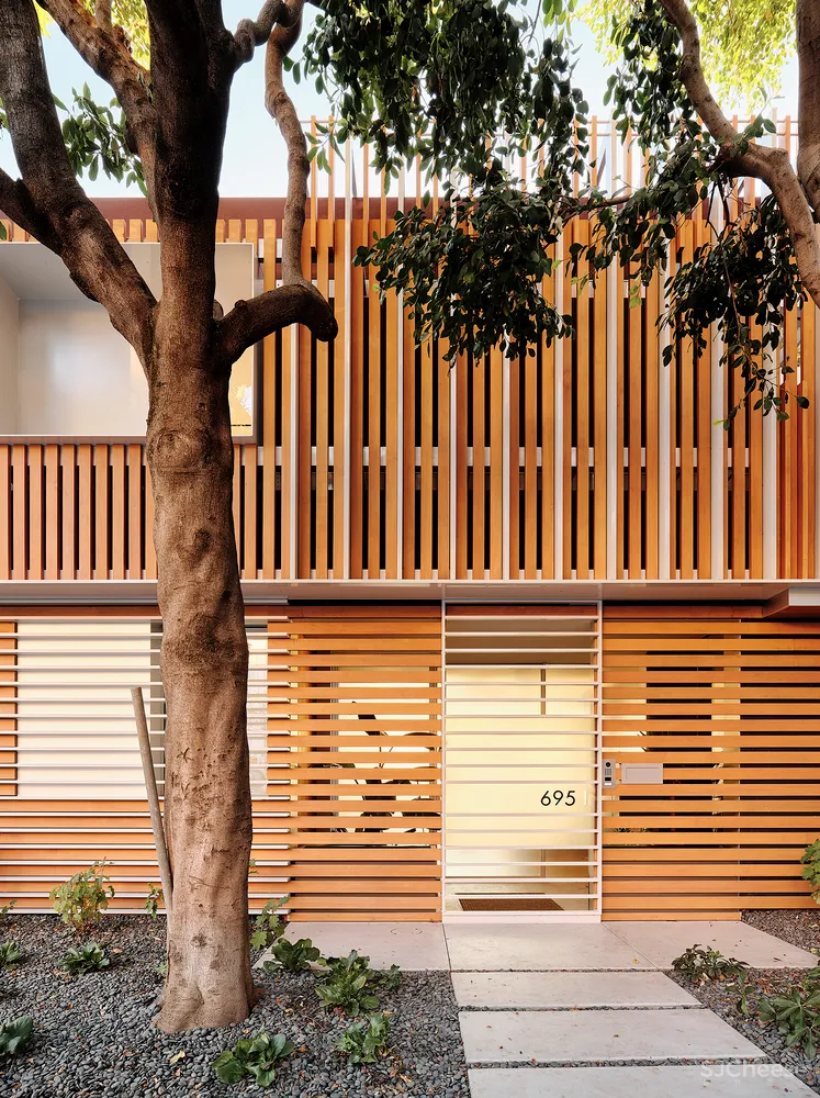 这栋180°全景「玻璃屋」,透明楼梯、网红滑梯,每件家具都是定制款!