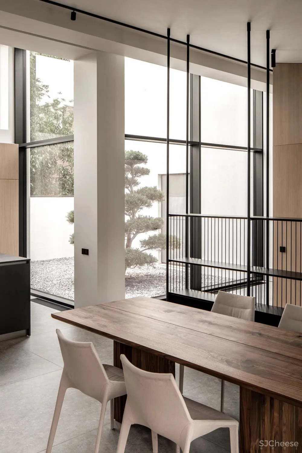 打破常规的房子,屋顶加个仰角引光入室,这样的自建房太有创意了!