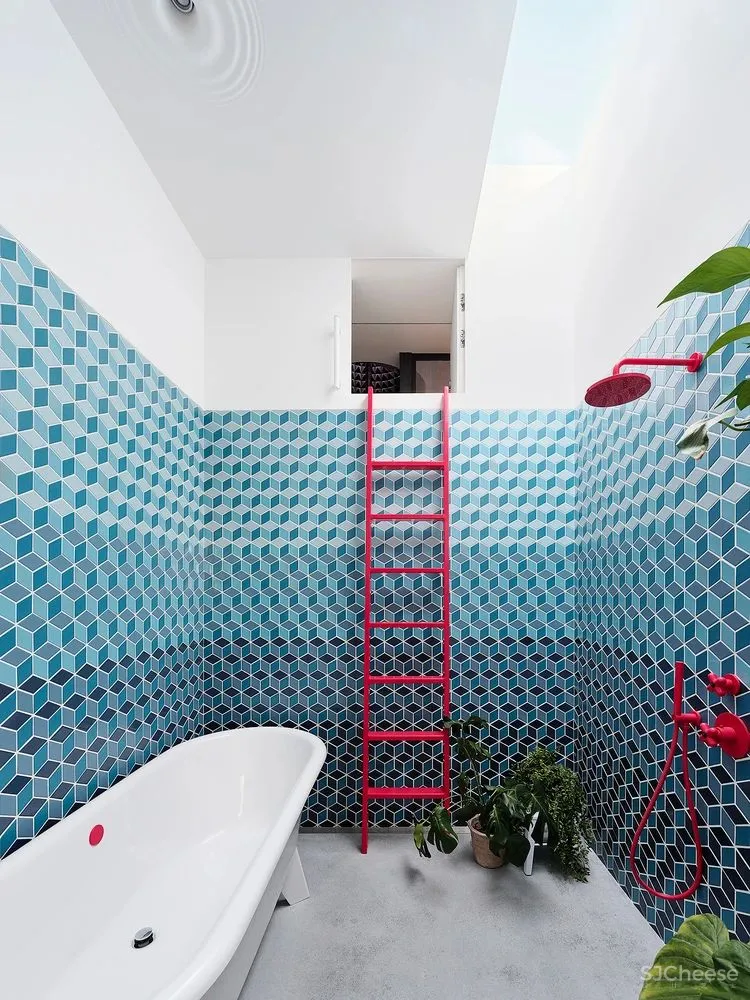 这栋180°全景「玻璃屋」,透明楼梯、网红滑梯,每件家具都是定制款!