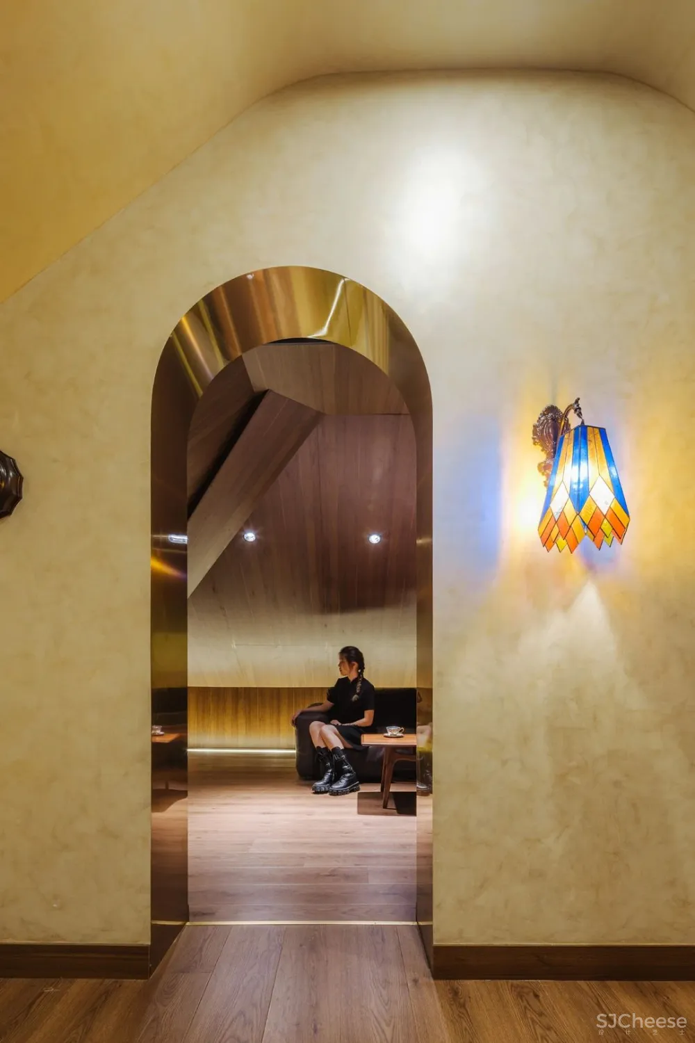 双子座俞挺的两个新作:一座妖的乐园、一个文学爱好者的客厅