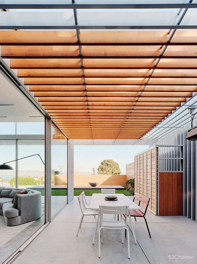 这栋180°全景「玻璃屋」,透明楼梯、网红滑梯,每件家具都是定制款!