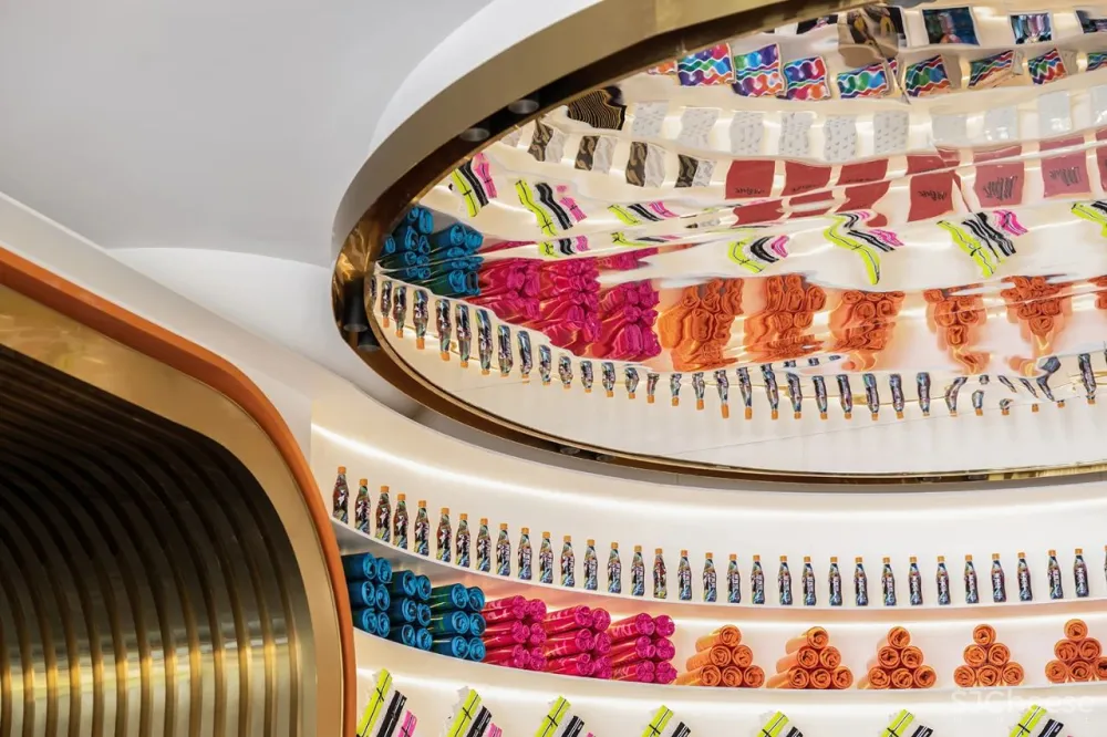 CLV×万科：色彩梦幻联动，打造都市中的“天真避难所”!