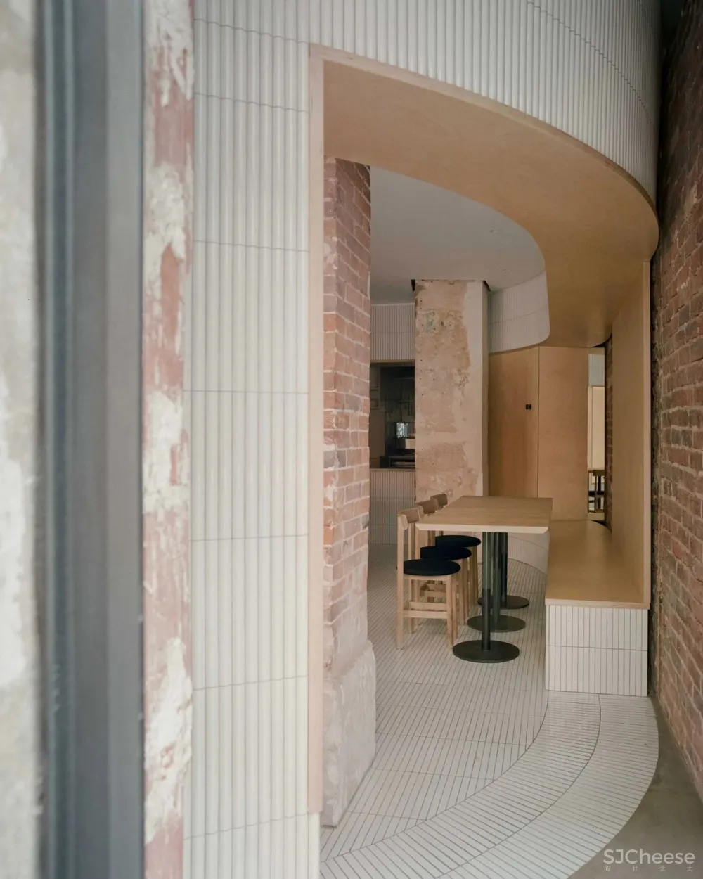 Neri＆Hu在巴黎餐厅Papi中保留了陈旧的细节