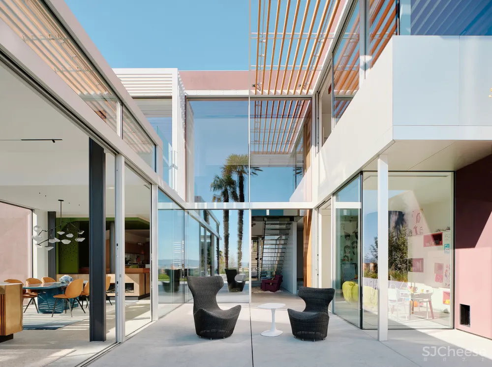 这栋180°全景「玻璃屋」,透明楼梯、网红滑梯,每件家具都是定制款!