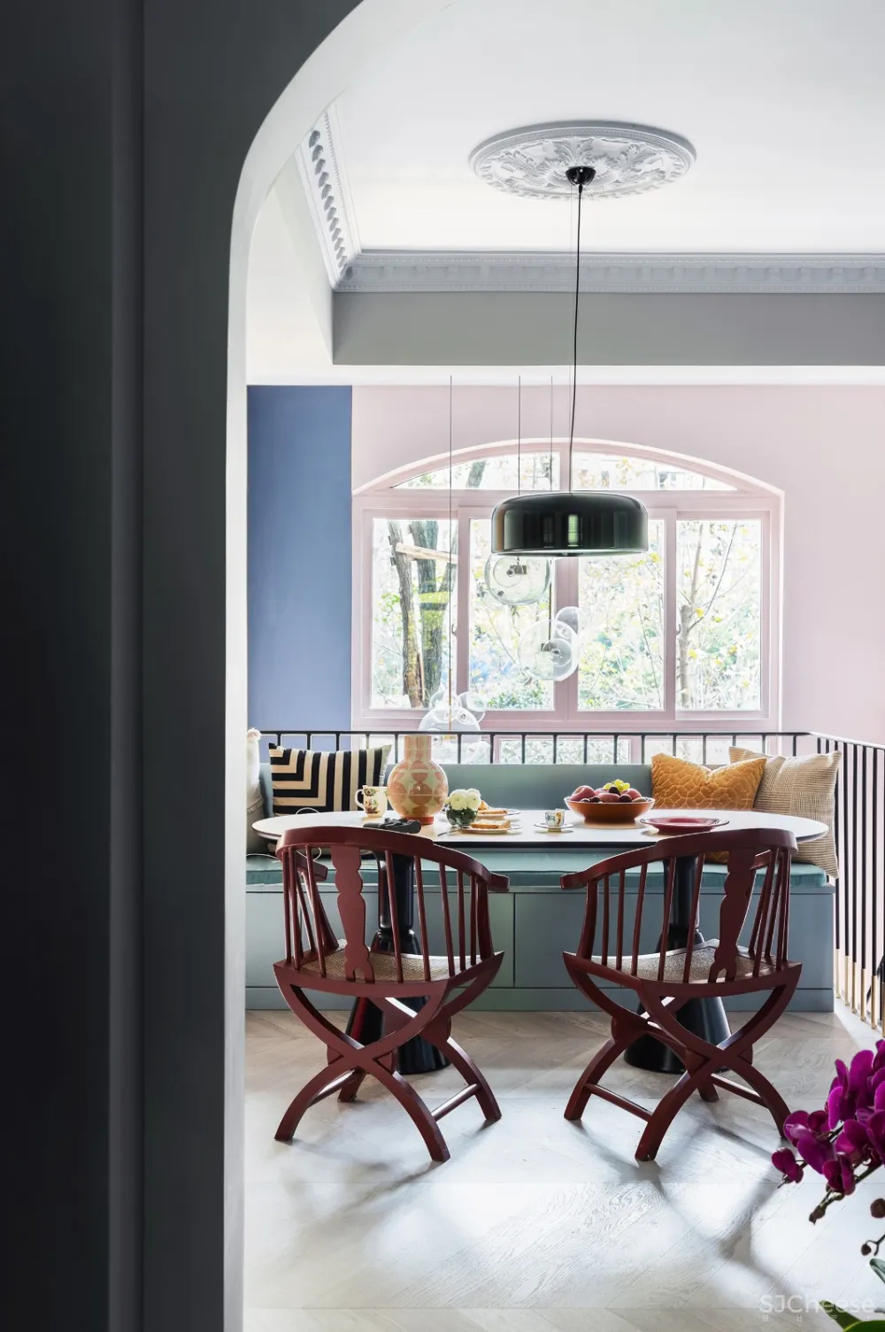 满满艺术复古风,她的家装扮得戏剧感十足!