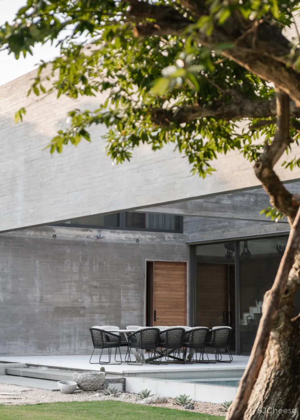 1500㎡ 全混凝土别墅,用木纹呈现永不褪色的质感