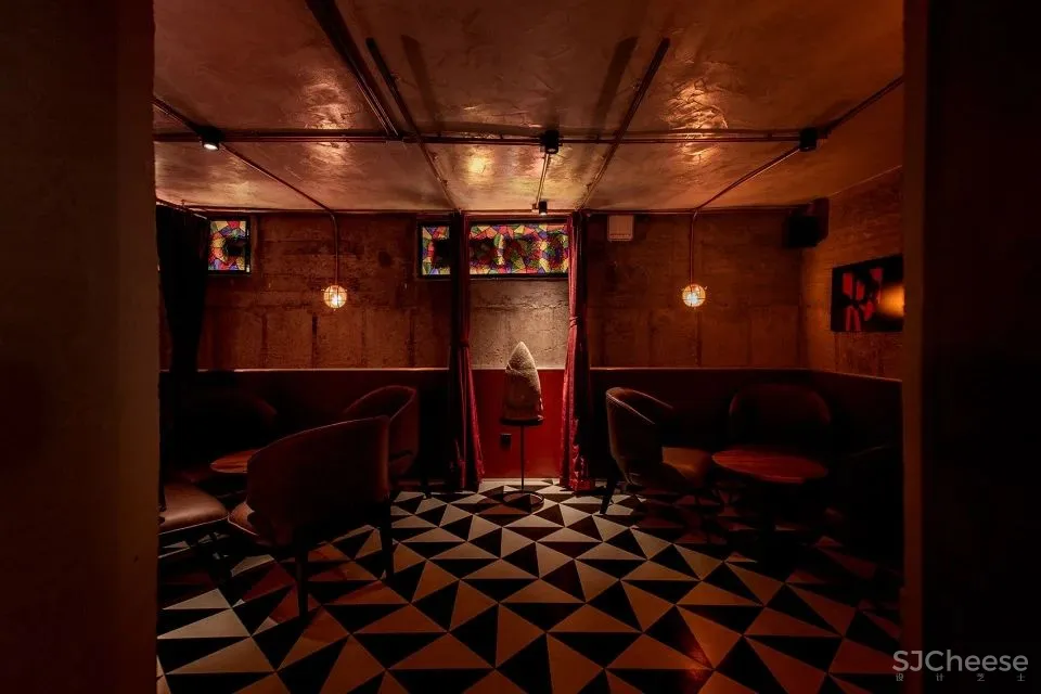 营造神秘与尊贵的消费体验 Whisper酒吧 低态建筑