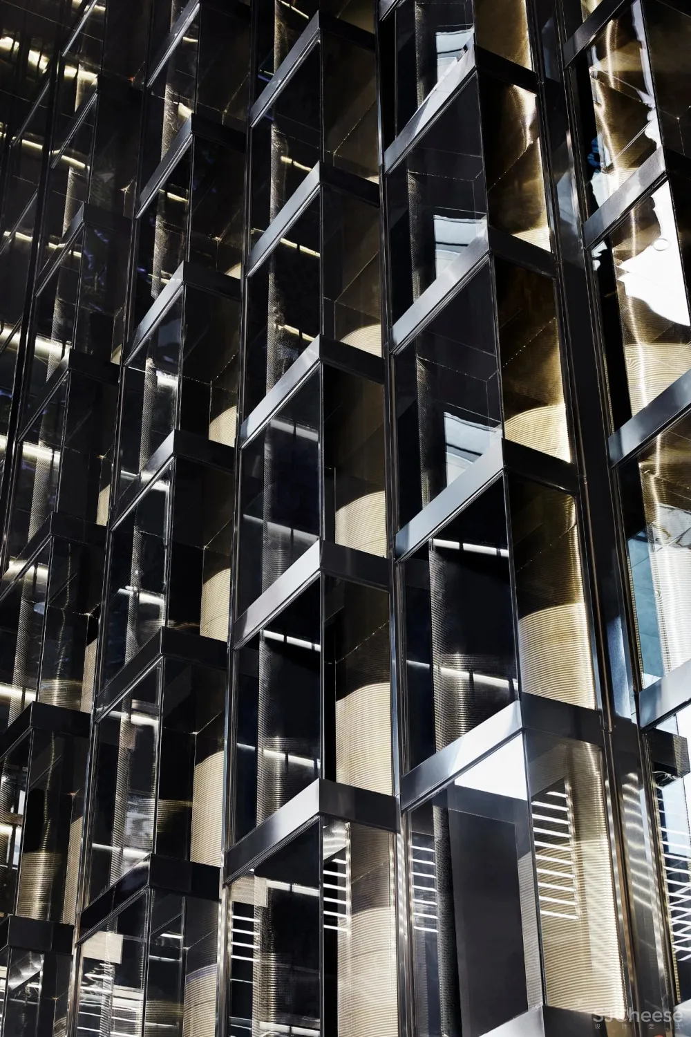 在镜像世界中寻找自己【绿地金茂国际金融中心售楼处】