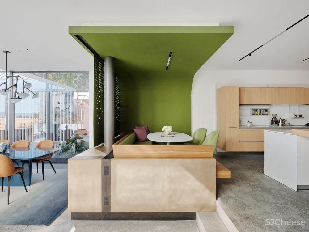 这栋180°全景「玻璃屋」,透明楼梯、网红滑梯,每件家具都是定制款!