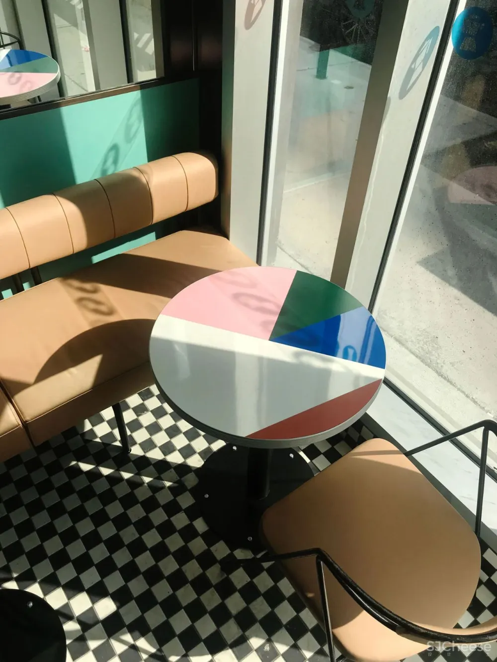 Caffettiera Caffé Bar in Montréal by Ménard Dworkind.