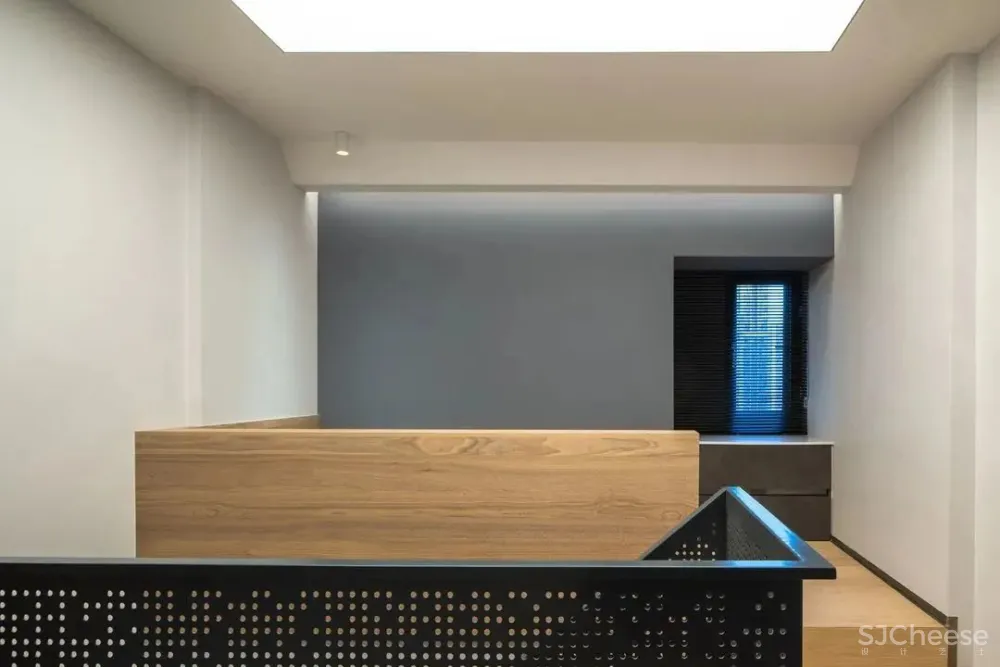 拆除楼梯隔墙,卧室并入客厅,117㎡暗室变身质感慵懒家 未見空间美学