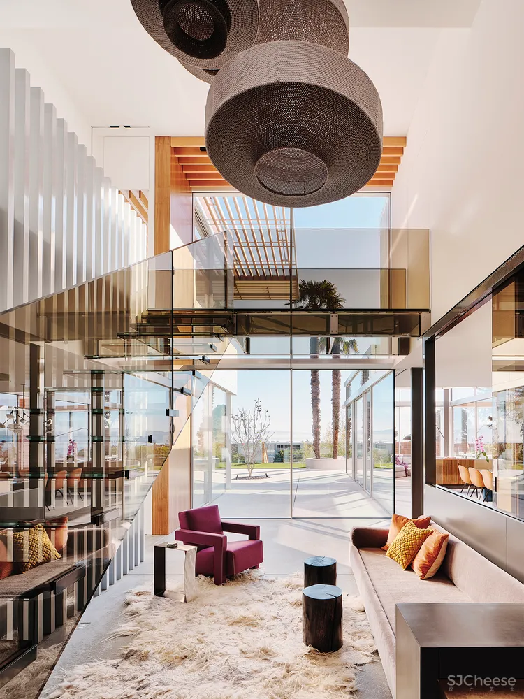 这栋180°全景「玻璃屋」,透明楼梯、网红滑梯,每件家具都是定制款!