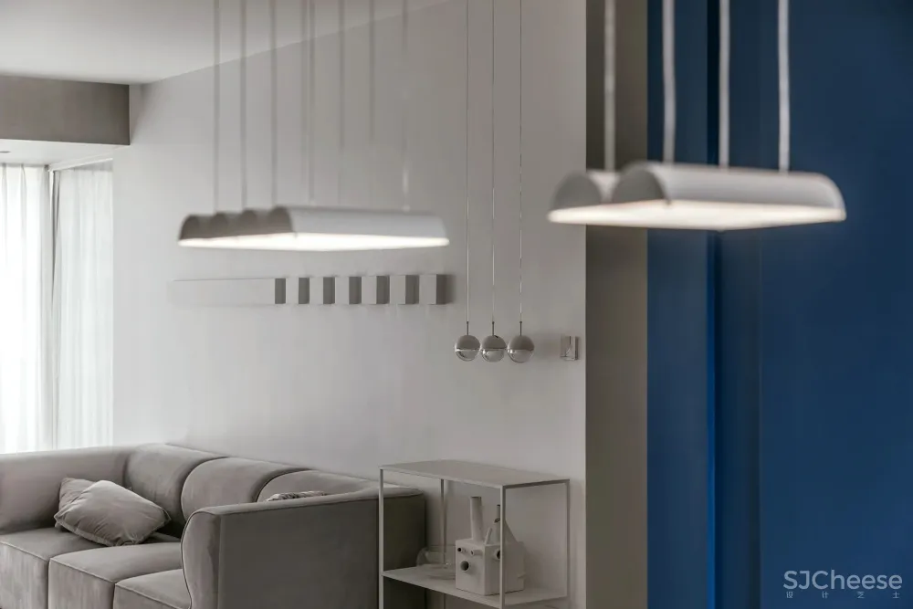 让两个女儿赤脚奔跑的家，140㎡浅色三室纯净通透，极简软装，倍感高级！