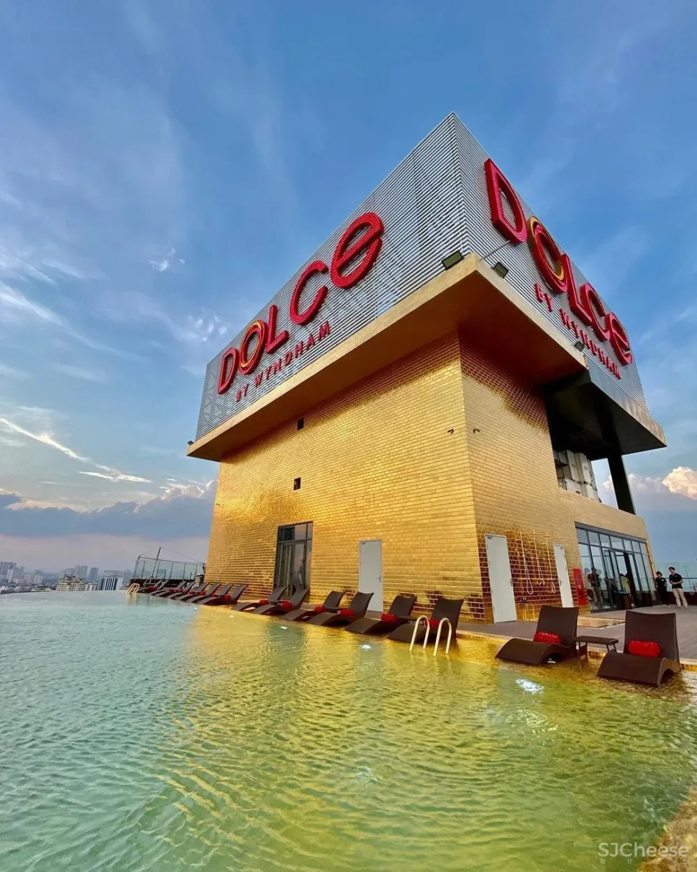 全球首家镀金酒店,究竟是壕气冲天还是俗不可耐?