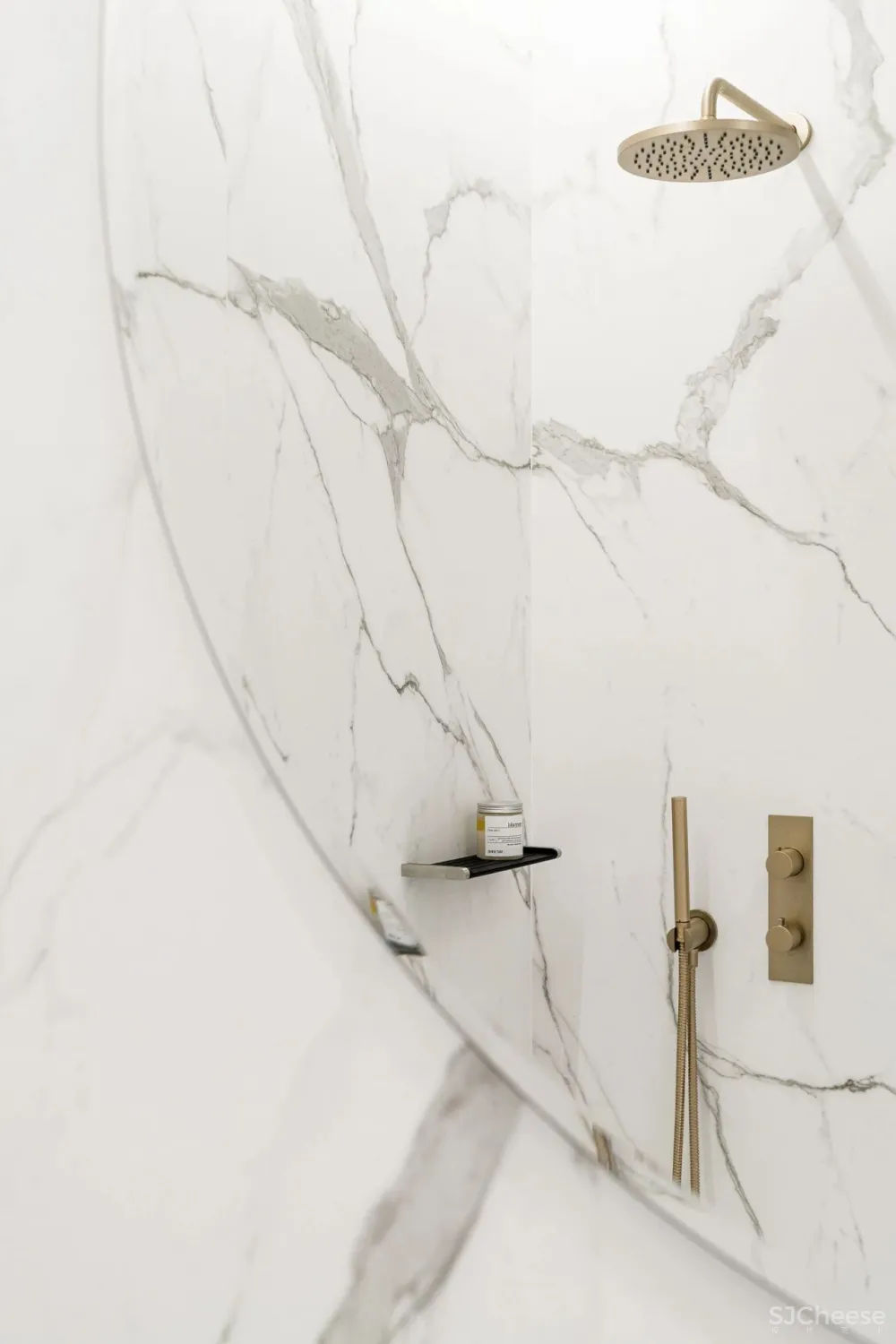 简约风的两室一厅,卧室用木饰面做背景太有范了!