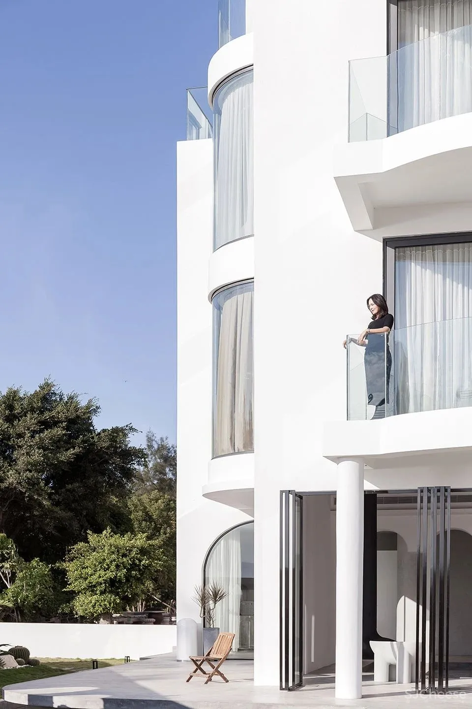 极简白 水泥灰 海边的一处素雅民宿