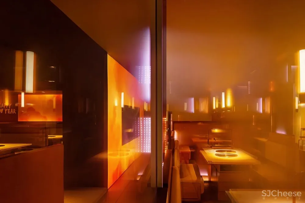 火红而热烈，燃起暖冬活力的幻妙天地！