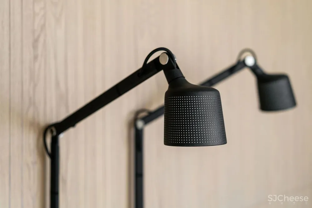 简约风的两室一厅,卧室用木饰面做背景太有范了!