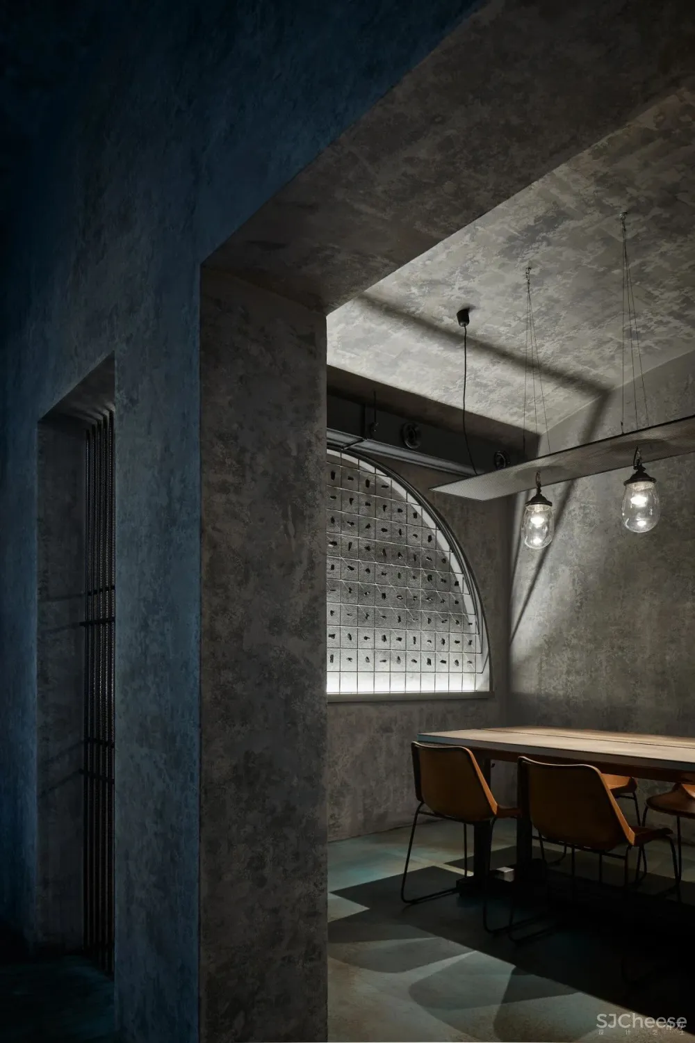 新作 布拉格Gran Fierro餐厅：将木炭融入粗野风格 Formafatal