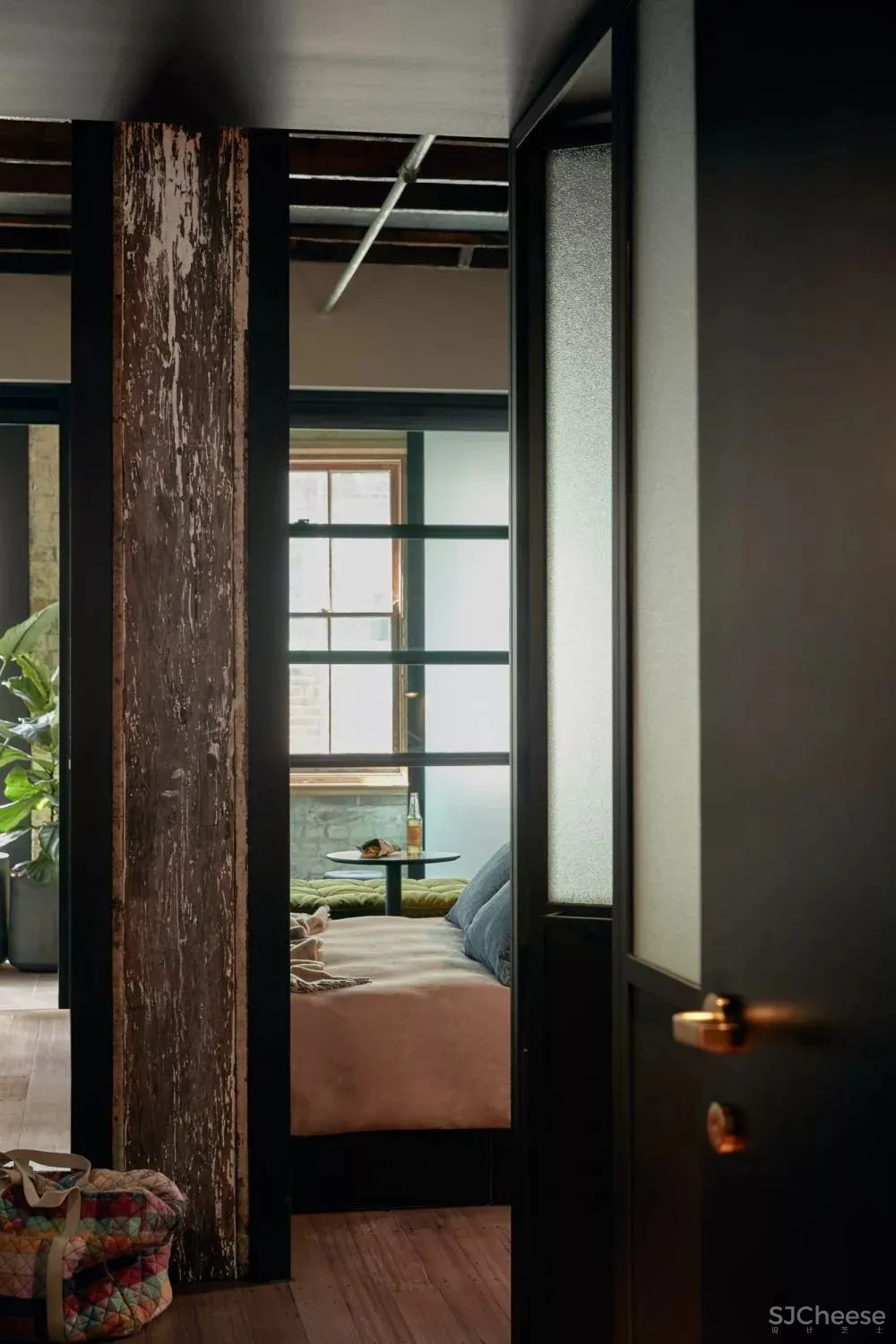 老仓库改酒店,粗糙的样子也很美