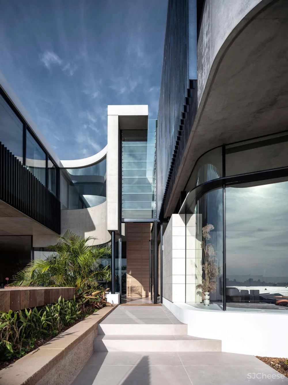 不落俗套的海景别墅,混凝土勾勒雕塑外观,太牛了!