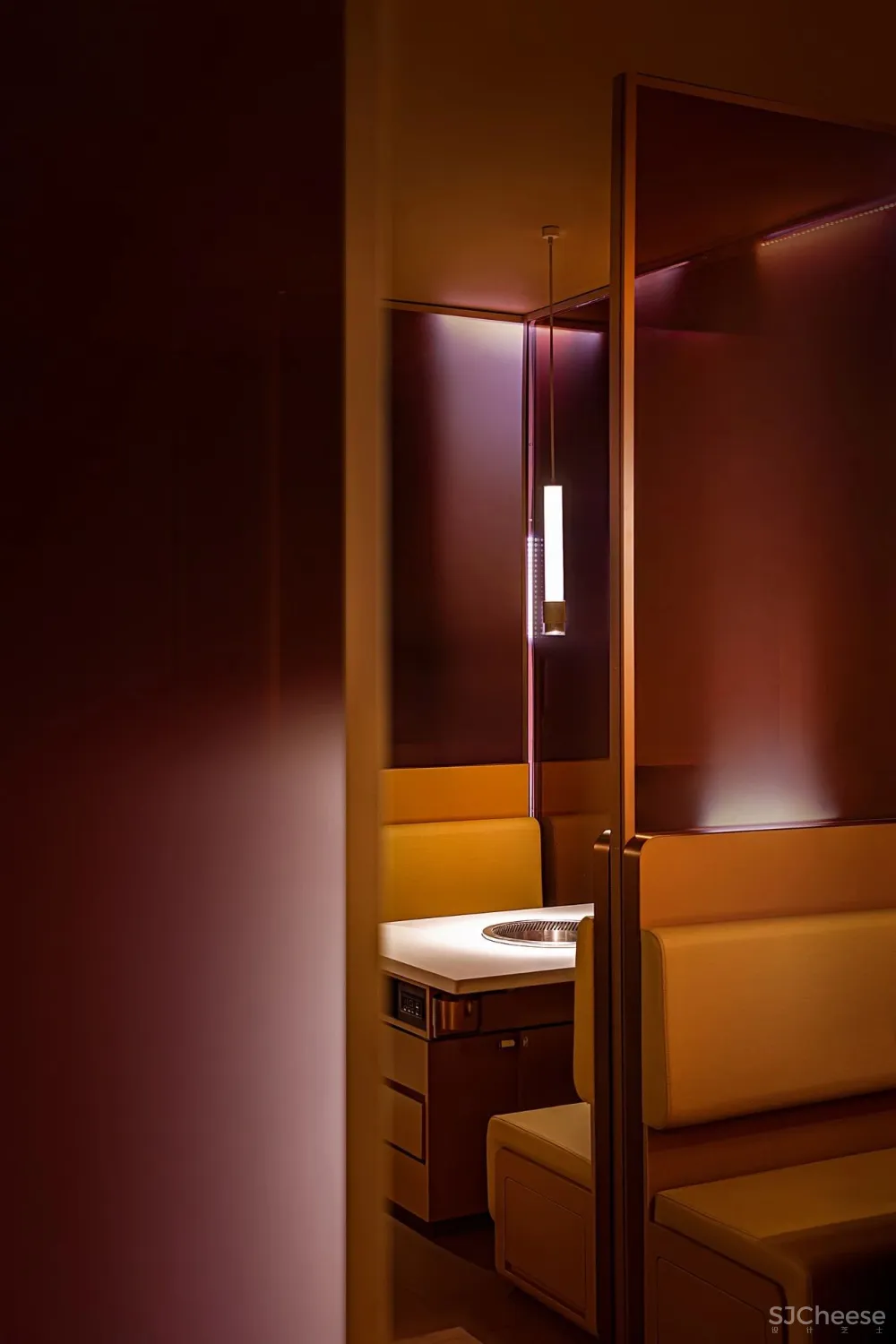 火红而热烈，燃起暖冬活力的幻妙天地！