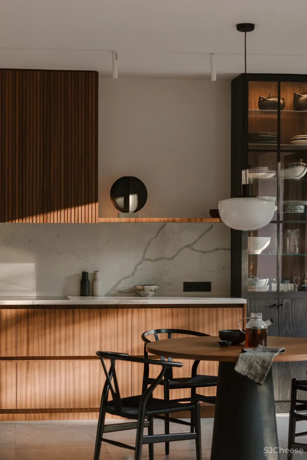 暖色系现代公寓,木饰面这样装个性又精致