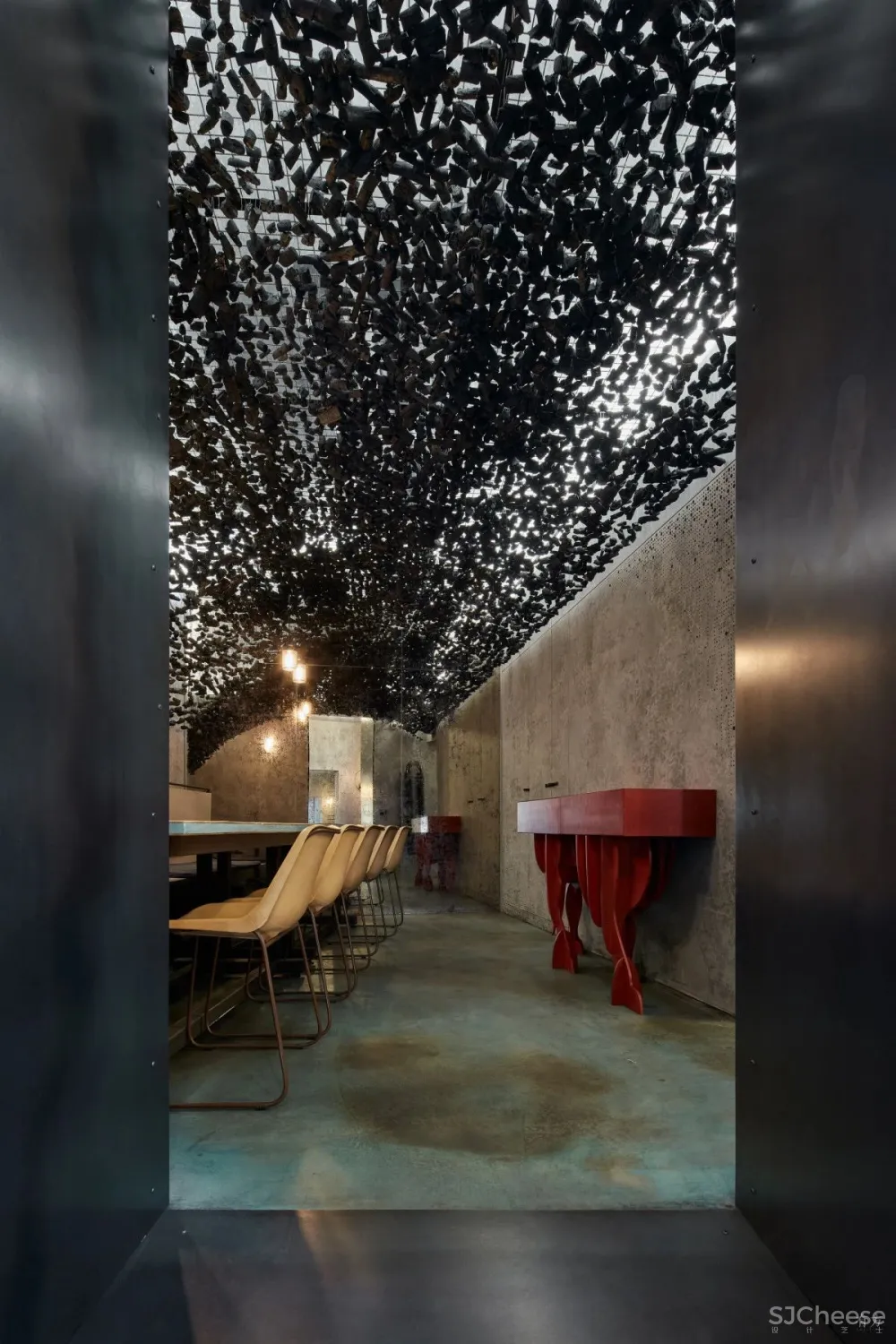 新作 布拉格Gran Fierro餐厅：将木炭融入粗野风格 Formafatal