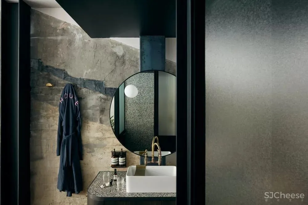 老仓库改酒店,粗糙的样子也很美